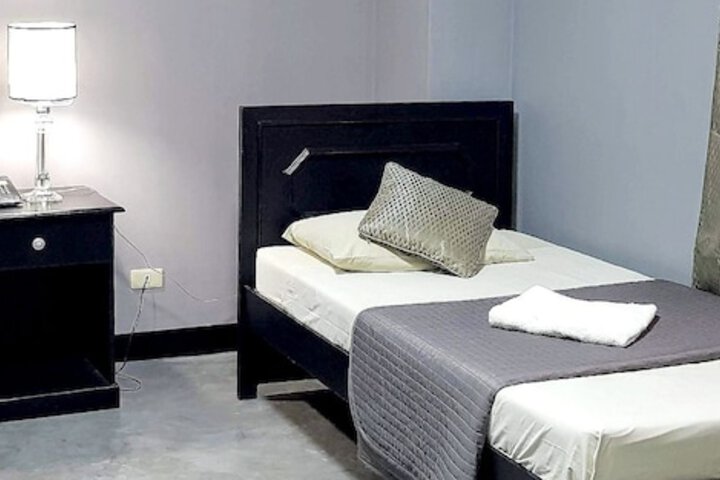 Room 6 of 32