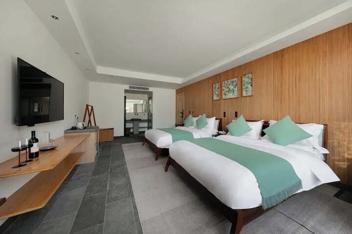 Room 5 of 163
