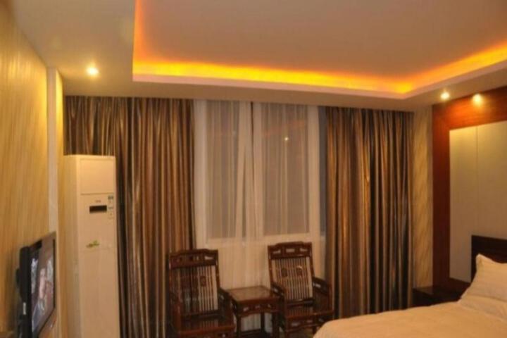 Room 4 of 9