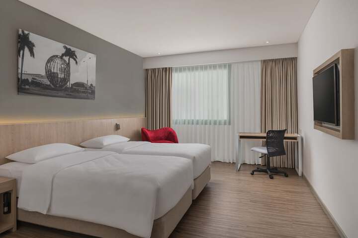 Room 6 of 76