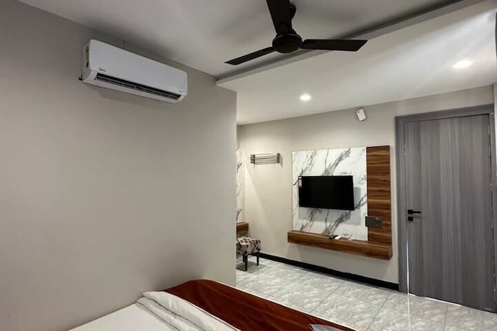 Room 6 of 8