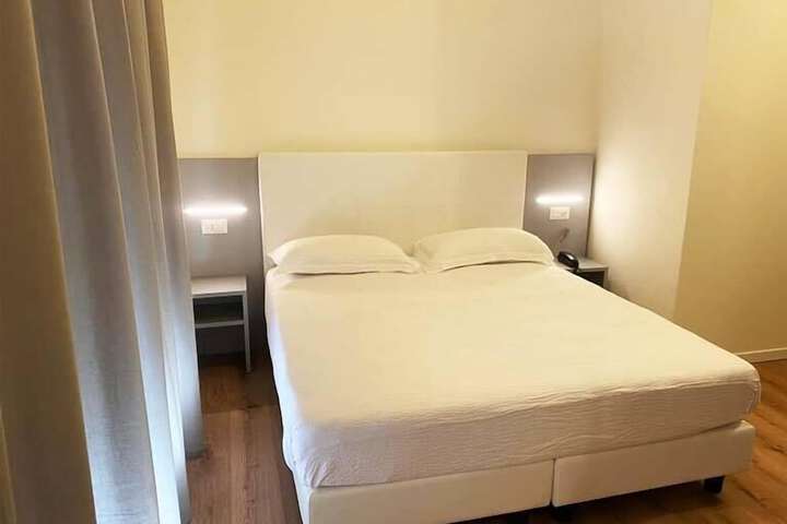 Room 10 of 80