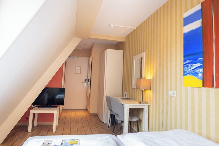 Room 5 of 44