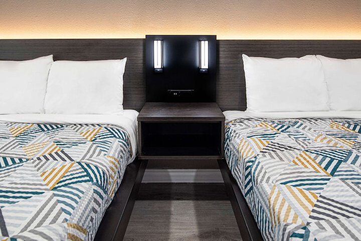 2 Queen Beds (10 of 11)