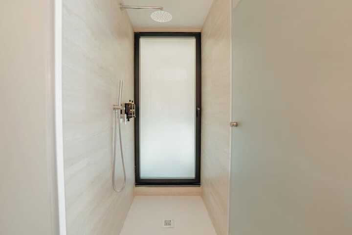 Room 32 of 46