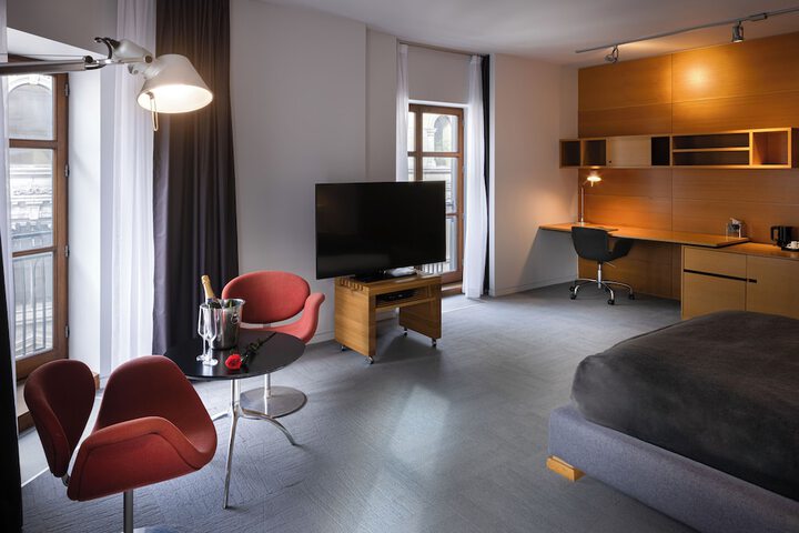 Room 33 of 106