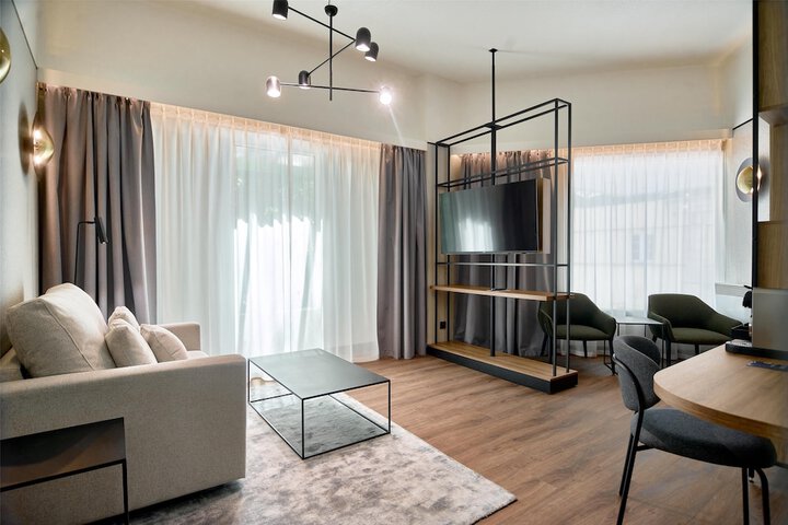 Room 12 of 80