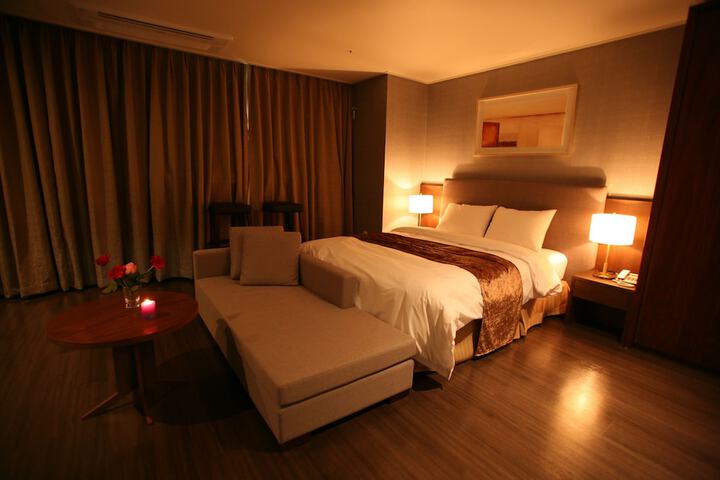 Room 13 of 83