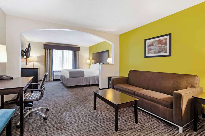 1 King Bed Microwave and Refrigerator Full Breakfast (3 of 14)