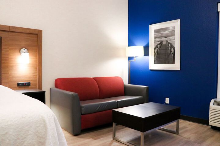 1 King Bed (3 of 10)