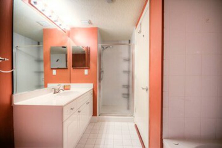 Room 6 of 32