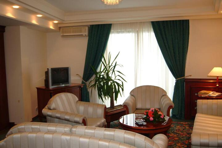 Room 8 of 96