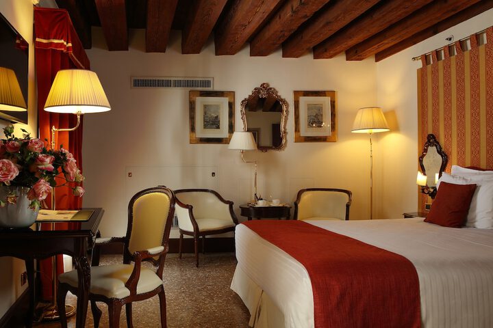 Room 53 of 290