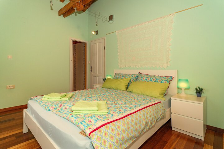 Room 4 of 43