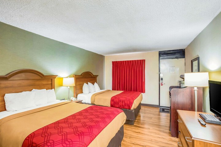 2 Queen Beds (2 of 6)