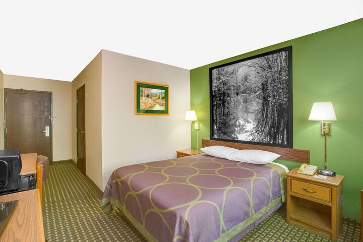 1 Queen Bed Accessible Room (1 of 9)