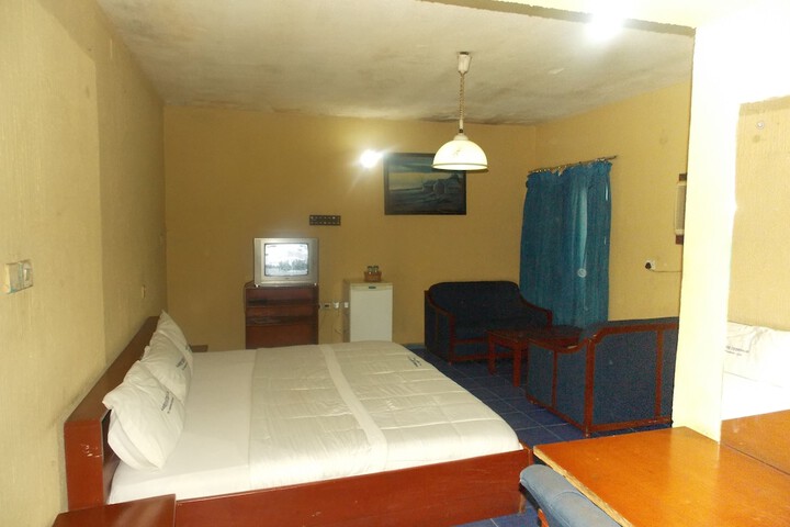 Room 6 of 17