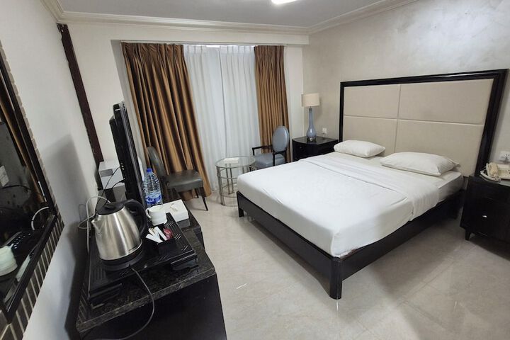 Room 10 of 33