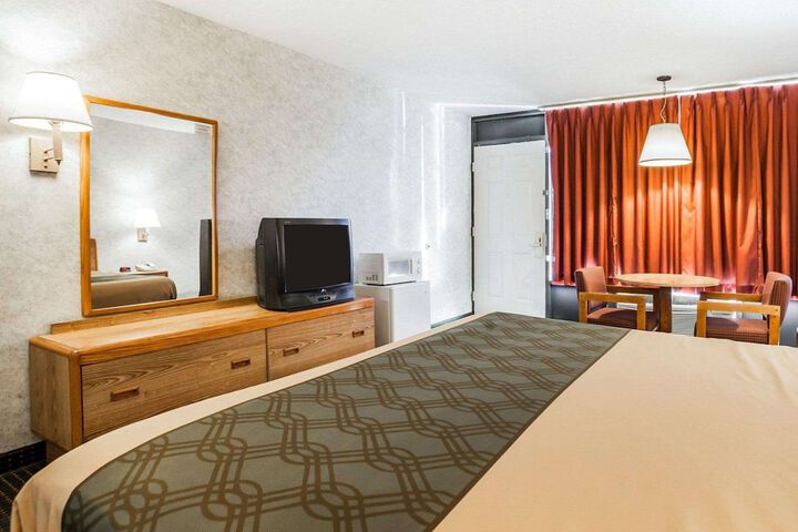 1 King Bed (3 of 8)