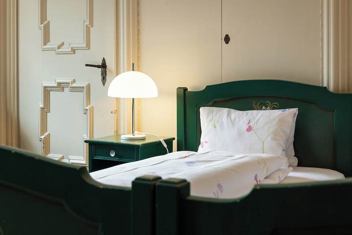 Room 25 of 103