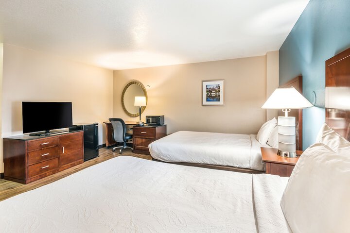 1 Queen Bed (3 of 16)