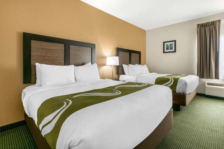 2 Queen Beds (5 of 9)