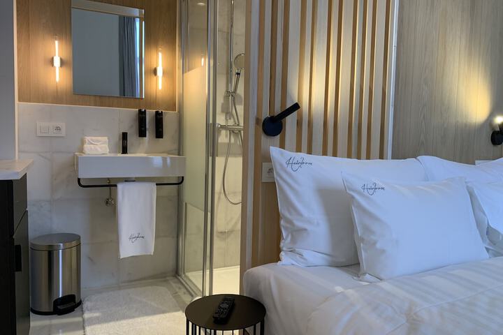 Room 9 of 65