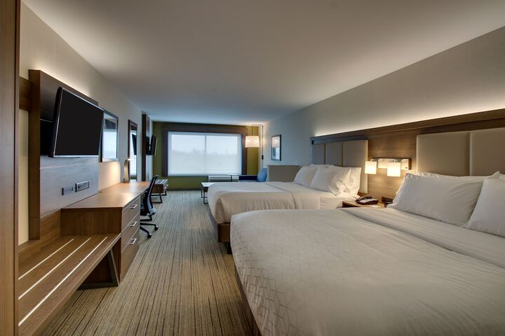 2 Queen Beds (7 of 9)