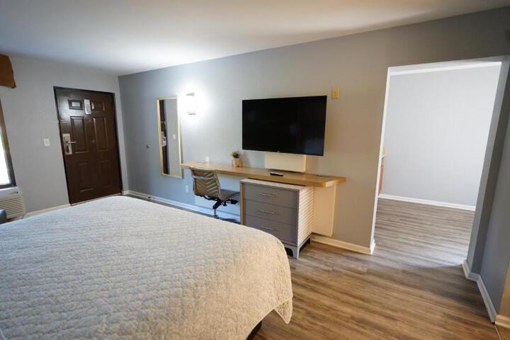 Basic Studio Suite 1 Bedroom Refrigerator, Microwave (10 of 11)