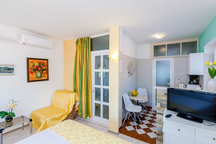 Room 6 of 49