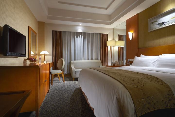 Room 14 of 40