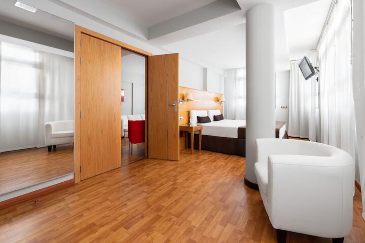 Room 9 of 90