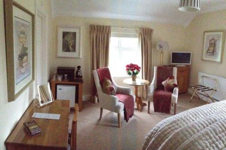 Room 4 of 8