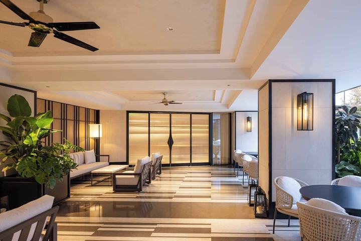 Lounge 105 of 122