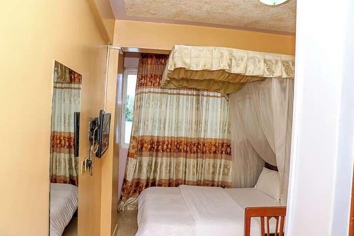 Room 27 of 108