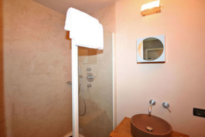 Room 10 of 68