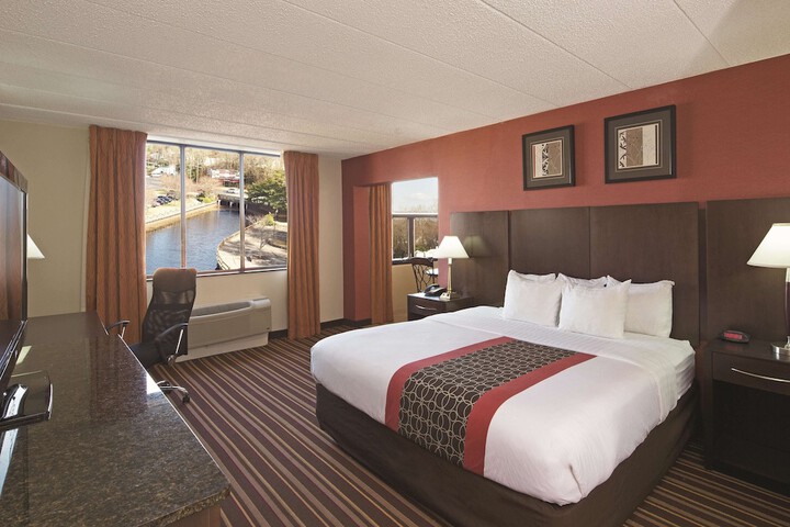 1 King Bed (3 of 10)