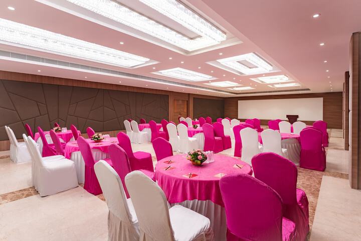 Ballroom/Hall 28 of 39