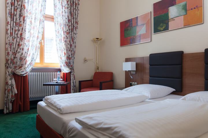 Room 7 of 33