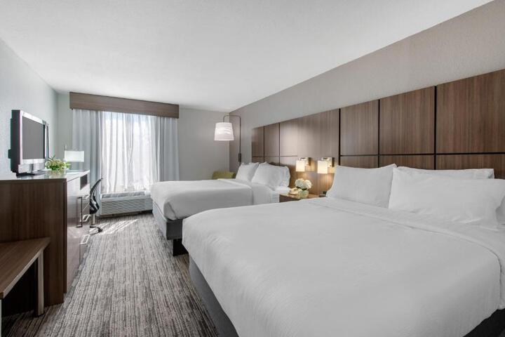 1 Queen Bed (4 of 11)