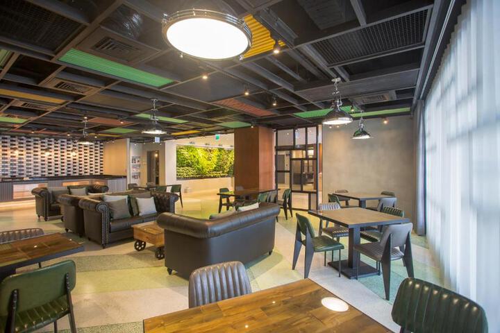 Lounge 2 of 23