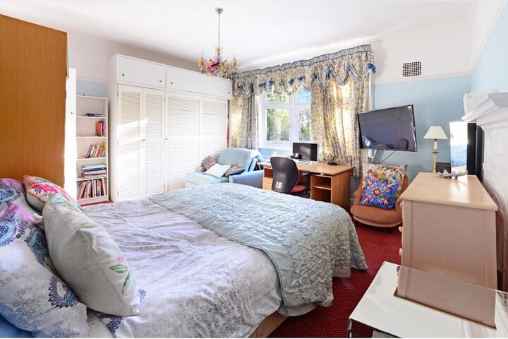 Room 4 of 10