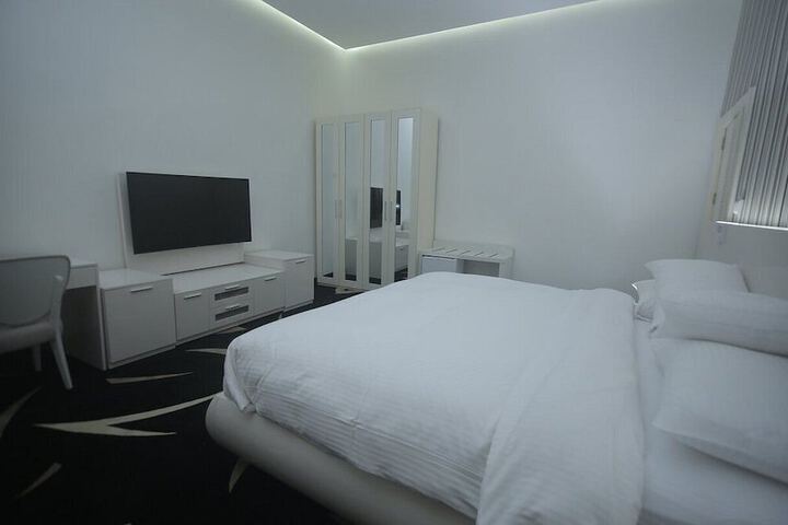 Room 5 of 8