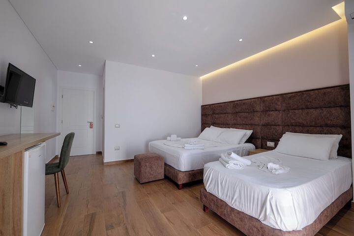 Room 28 of 76