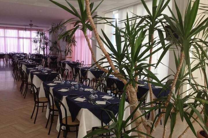 Ballroom/Hall 17 of 19