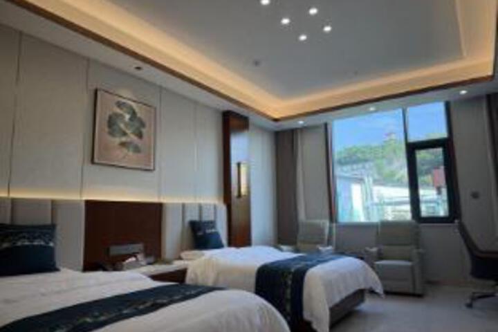 Room 8 of 9