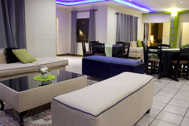Lounge 31 of 44
