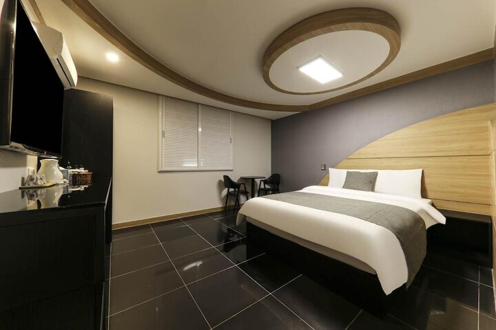 Room 19 of 42
