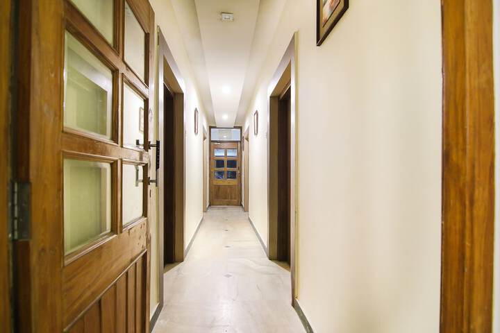 Ballroom/Hall 31 of 33