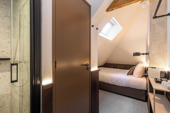 Room 3 of 37